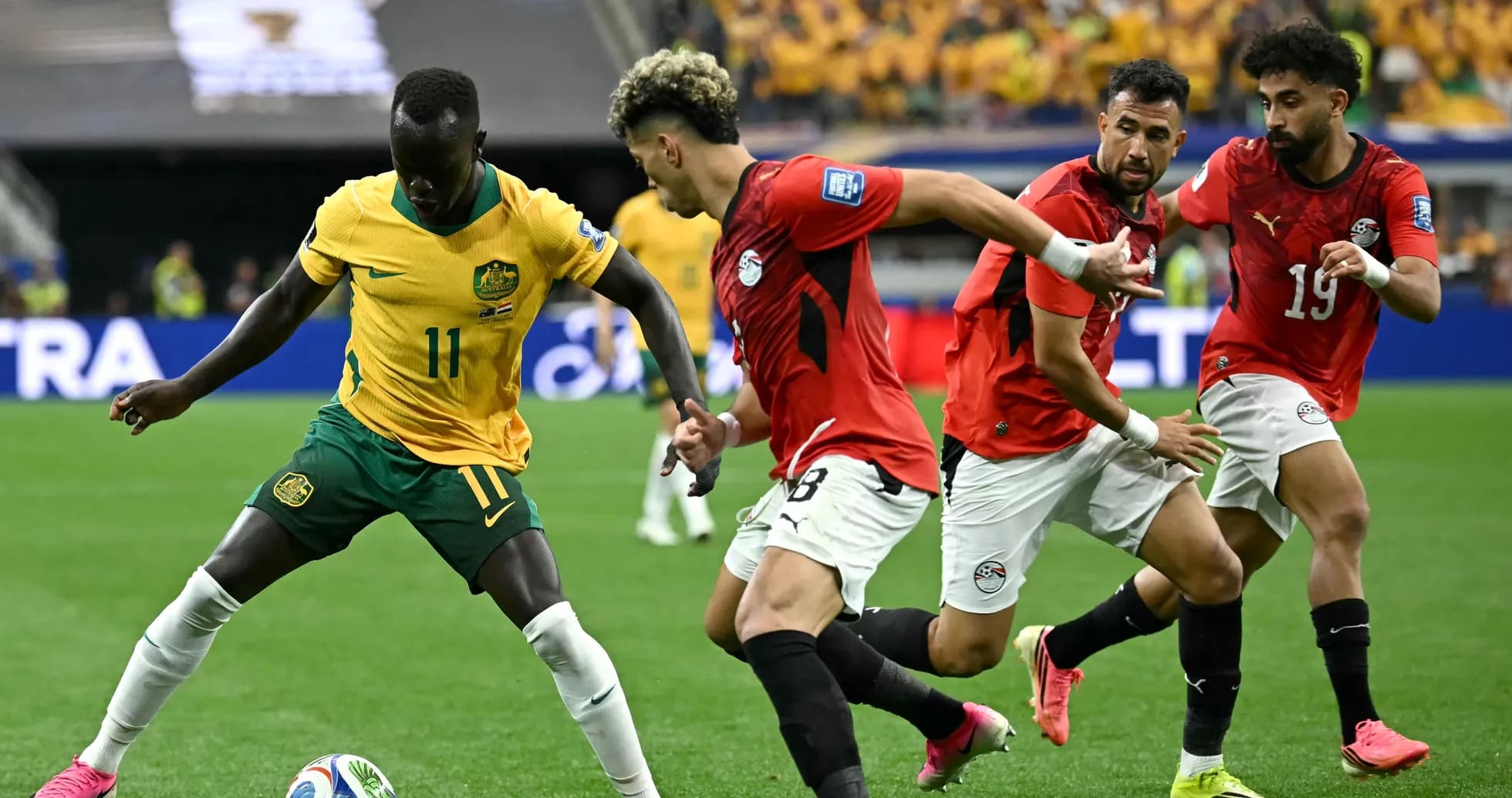 Australiyan futbolchisi, Misrga qarshi raqobatlashmoqda Australiyan futbolchisi, Misrga qarshi raqobatlashmoqda