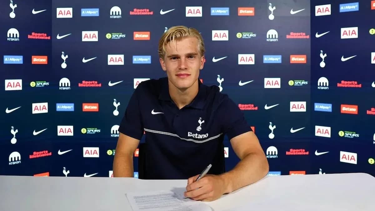 Yoshinori Muto signing contract at Tottenham Hotspur Yoshinori Muto signing contract at Tottenham Hotspur