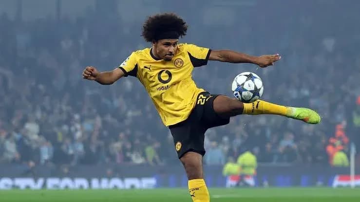 O'yinchi to'pni tepayotgan futbol maydonida O'yinchi to'pni tepayotgan futbol maydonida