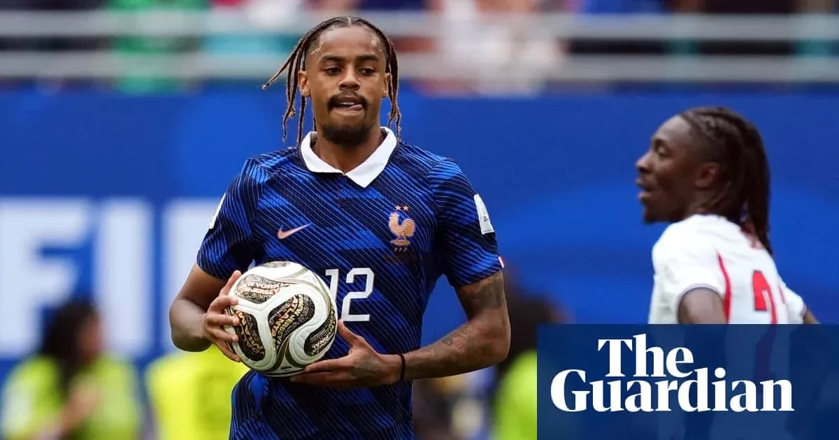 Futbolchi to'pni ushlab turib, maydonda harakatda Futbolchi to'pni ushlab turib, maydonda harakatda
