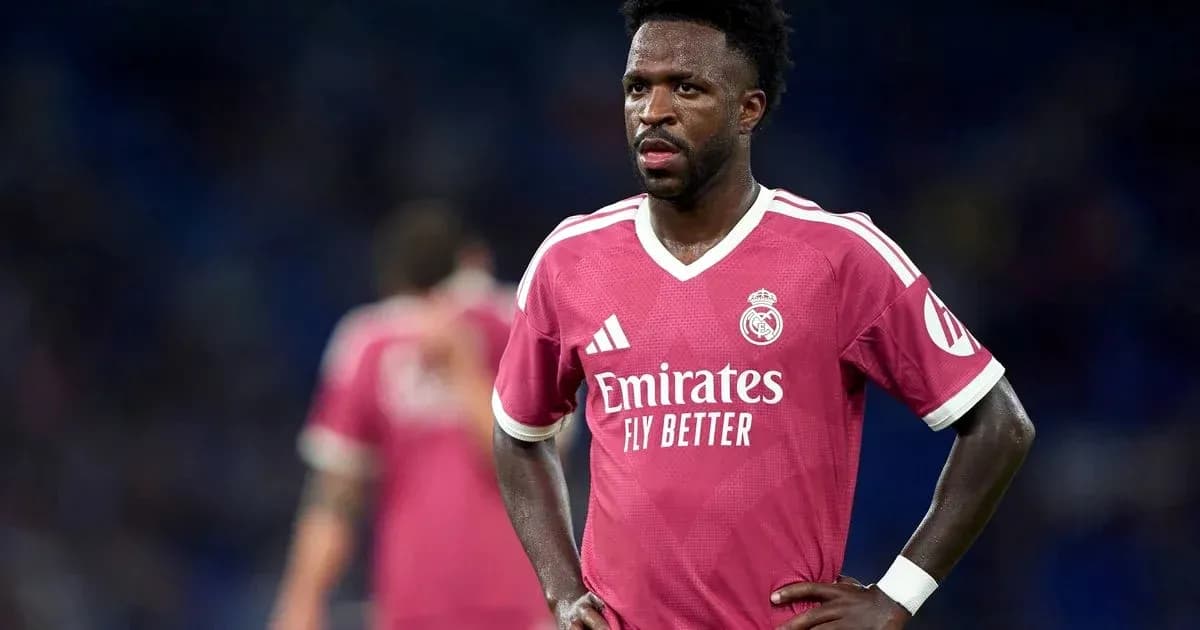 Futbolchi Real Madrid formasi bilan maydonda Futbolchi Real Madrid formasi bilan maydonda