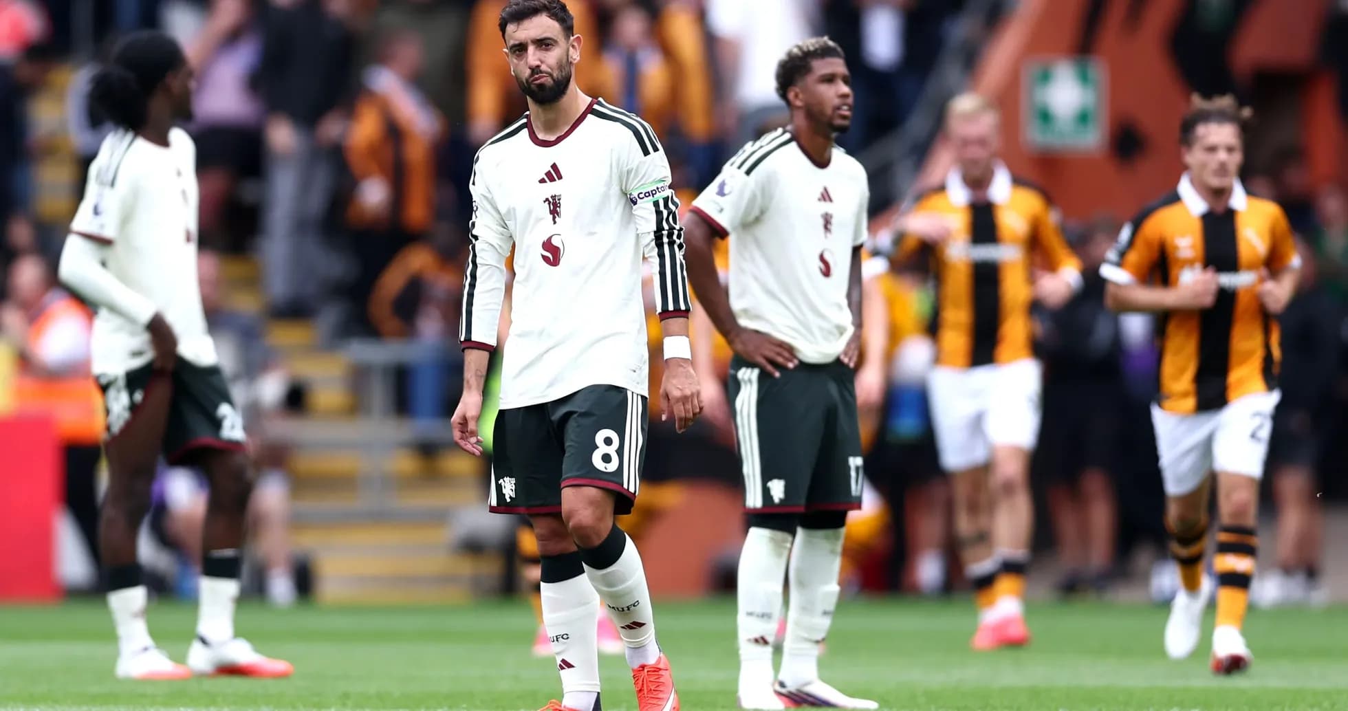 Futbolchilar o'yin tugagach maydonda yurishmoqda Futbolchilar o'yin tugagach maydonda yurishmoqda