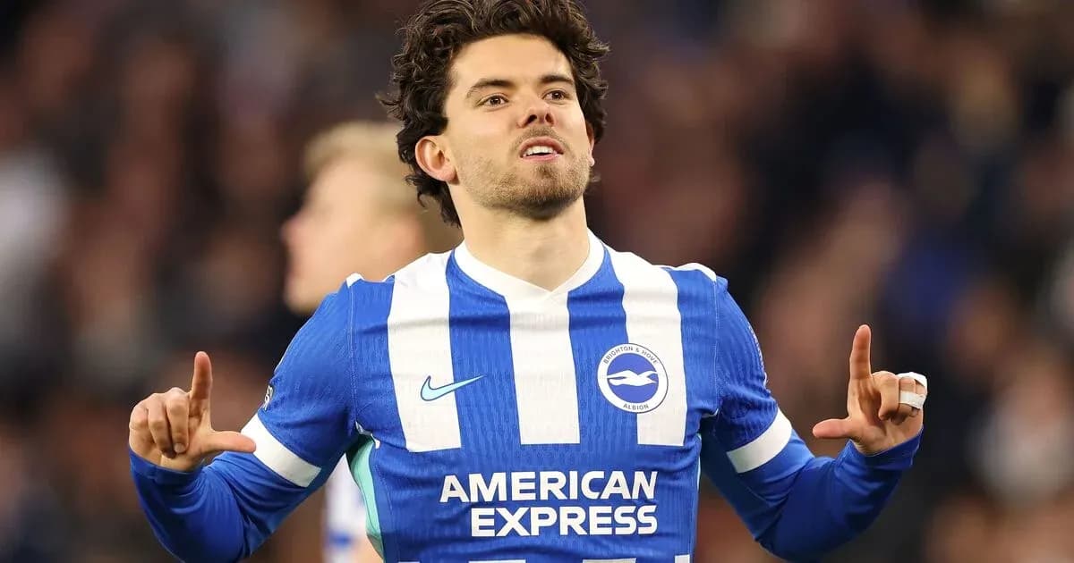 Futbolchi Brighton formasida gol urgan paytda Futbolchi Brighton formasida gol urgan paytda