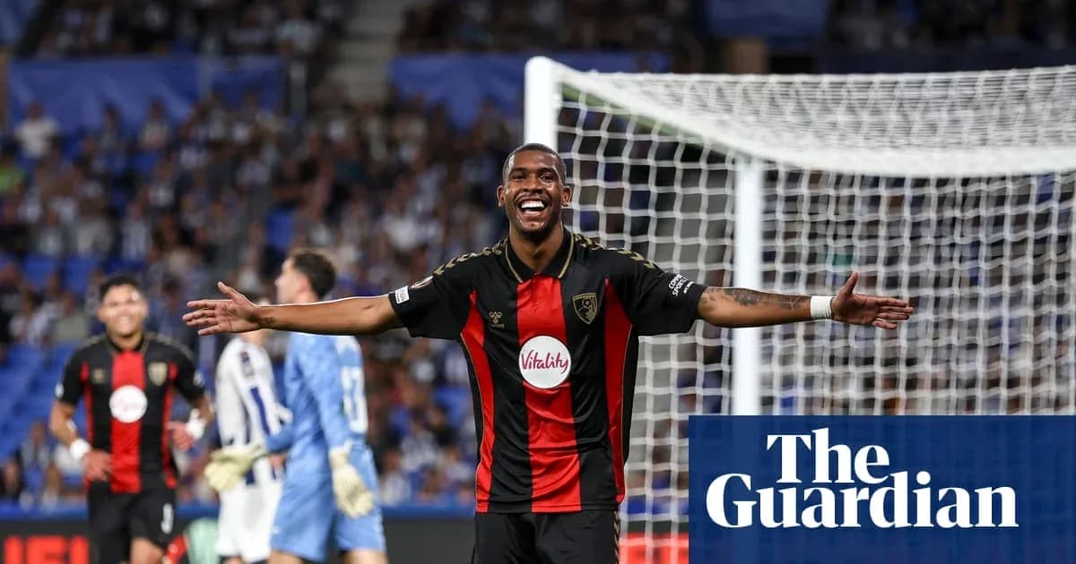 Futbolchi goli nishonlayotgan, orqa fondda o'yinchilar Futbolchi goli nishonlayotgan, orqa fondda o'yinchilar