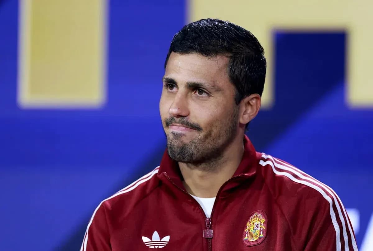 Futbolchi matbuot anjumanida o'tirgan Futbolchi matbuot anjumanida o'tirgan