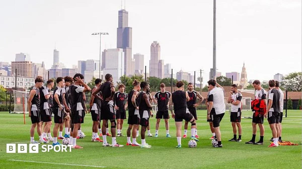 Futbol jamoasi mashg'ulotda, shahar manzarasi fonida Futbol jamoasi mashg'ulotda, shahar manzarasi fonida