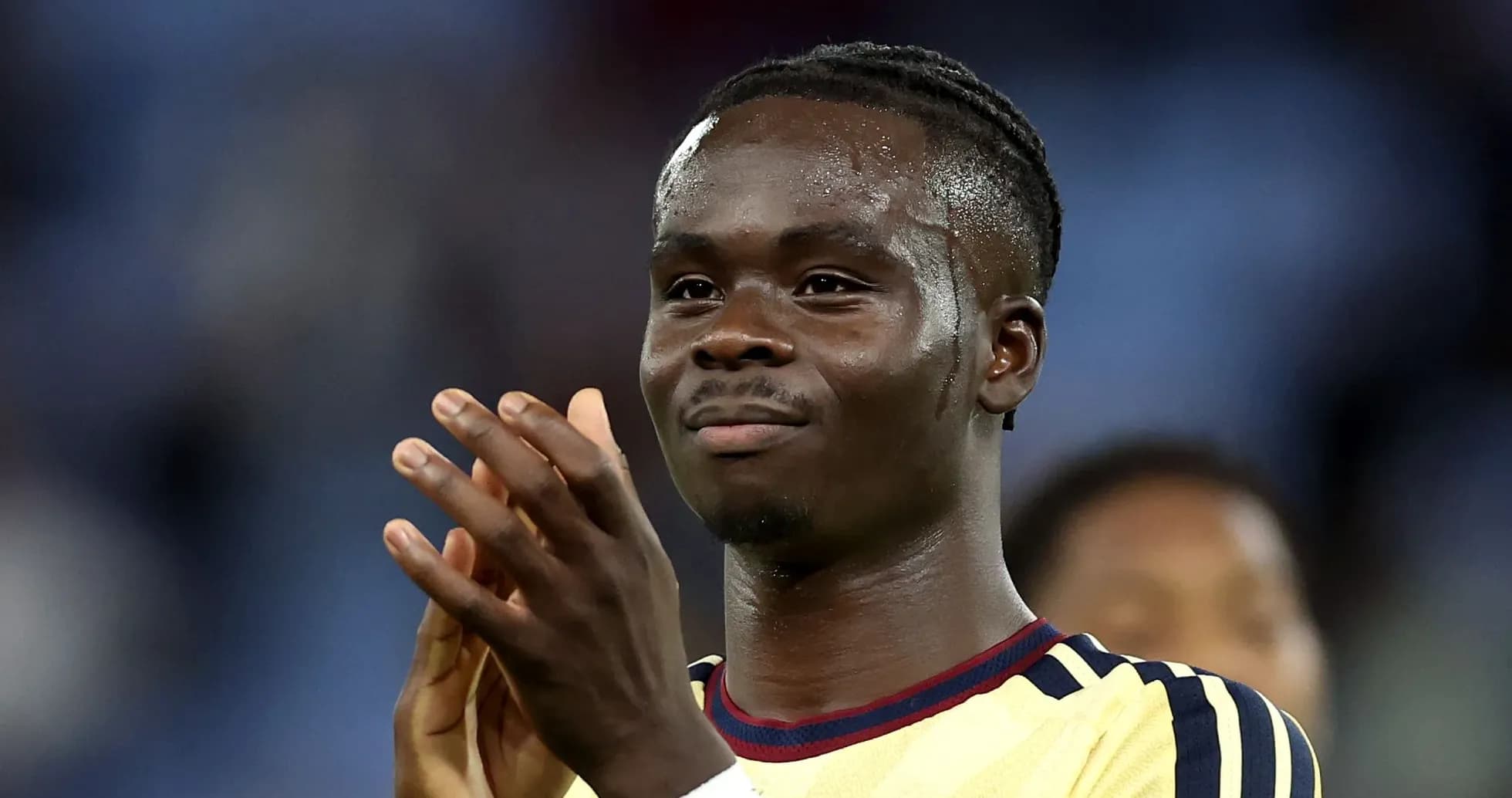 Futbolchi qatorida qo'llarini chalayotgan o'yinchi Futbolchi qatorida qo'llarini chalayotgan o'yinchi