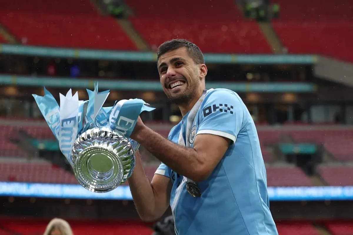 Futbolchi kubokni ko'tarib turgan Wembley stadionida Futbolchi kubokni ko'tarib turgan Wembley stadionida