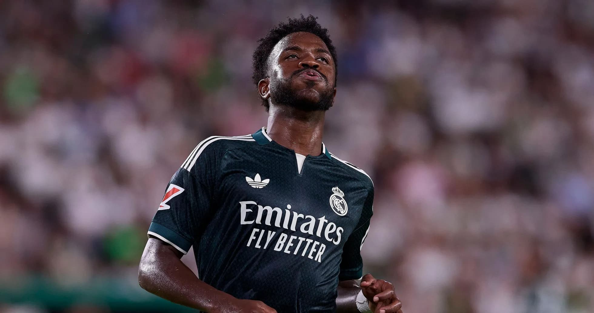 Futbolchi Real Madrid formasida maydonda harakatda Futbolchi Real Madrid formasida maydonda harakatda