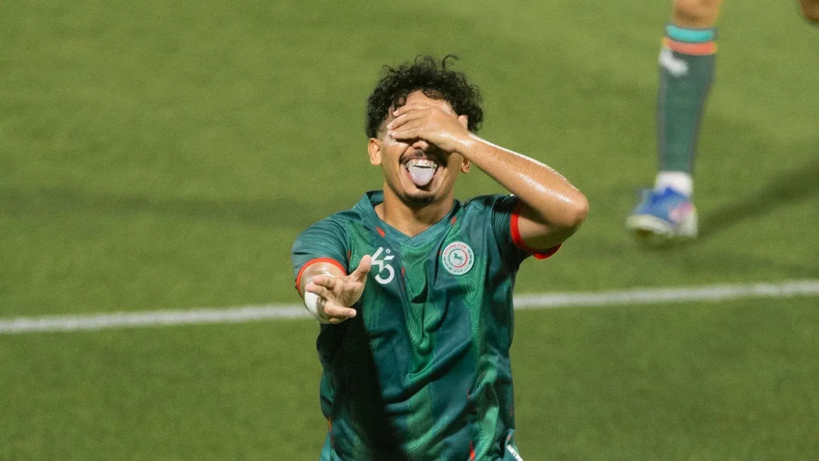 Futbolchi g'alaba nishonlayapti maydonda Futbolchi g'alaba nishonlayapti maydonda