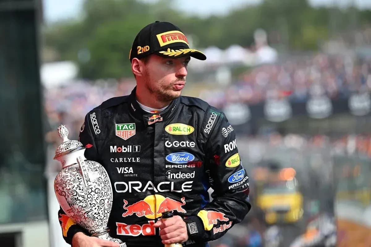 Haydovchi mukofot bilan podiumda turibdi Haydovchi mukofot bilan podiumda turibdi