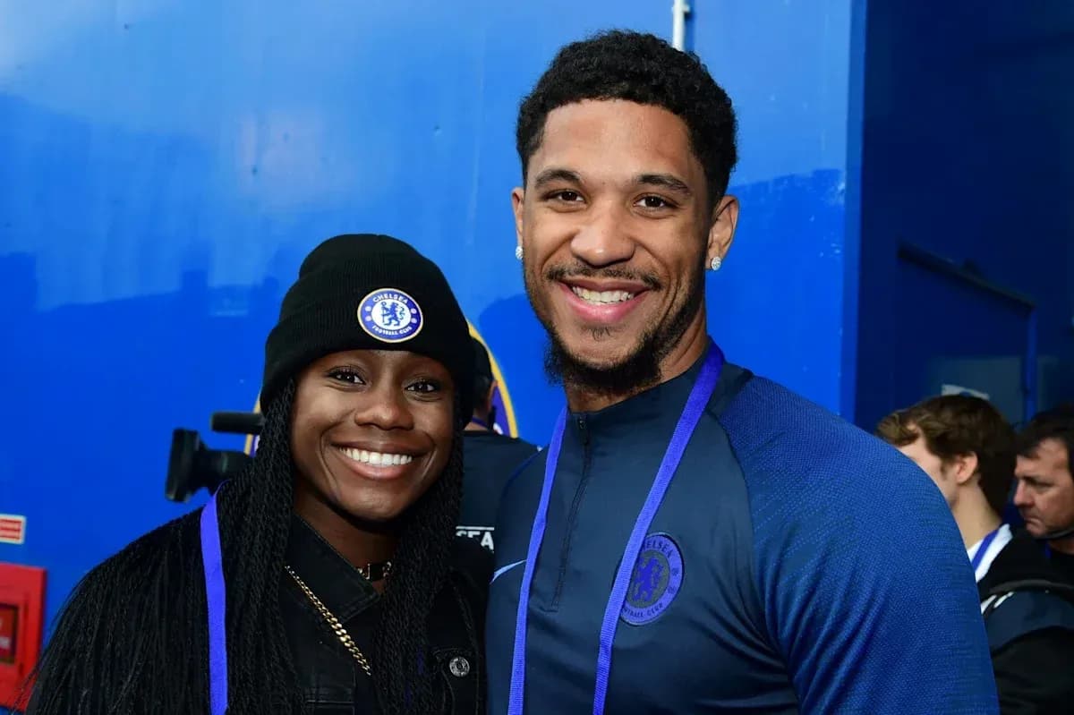 Ikkita shaxs Chelsea futbol klubi oldida kulayotgan Ikkita shaxs Chelsea futbol klubi oldida kulayotgan