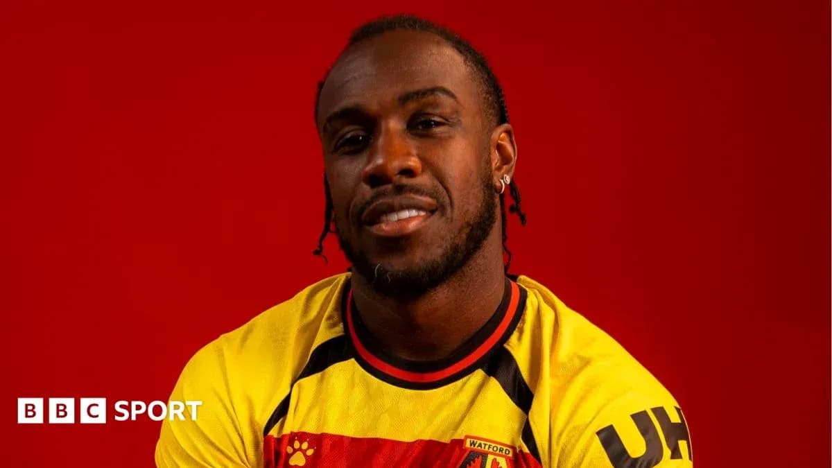 Futbolchi Watford formasida qizil fonda Futbolchi Watford formasida qizil fonda