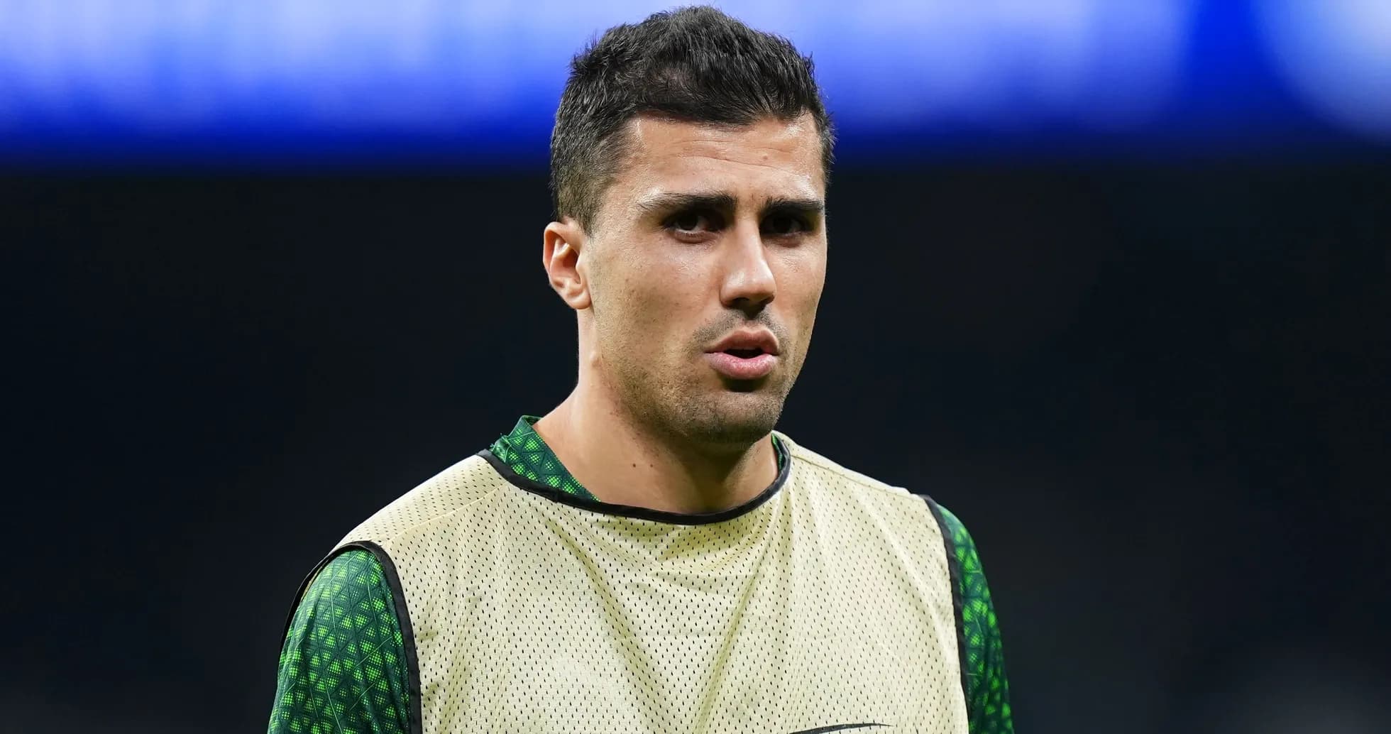 Futbolchi maydonda mashg'ulotda tayyorlanmoqda Futbolchi maydonda mashg'ulotda tayyorlanmoqda