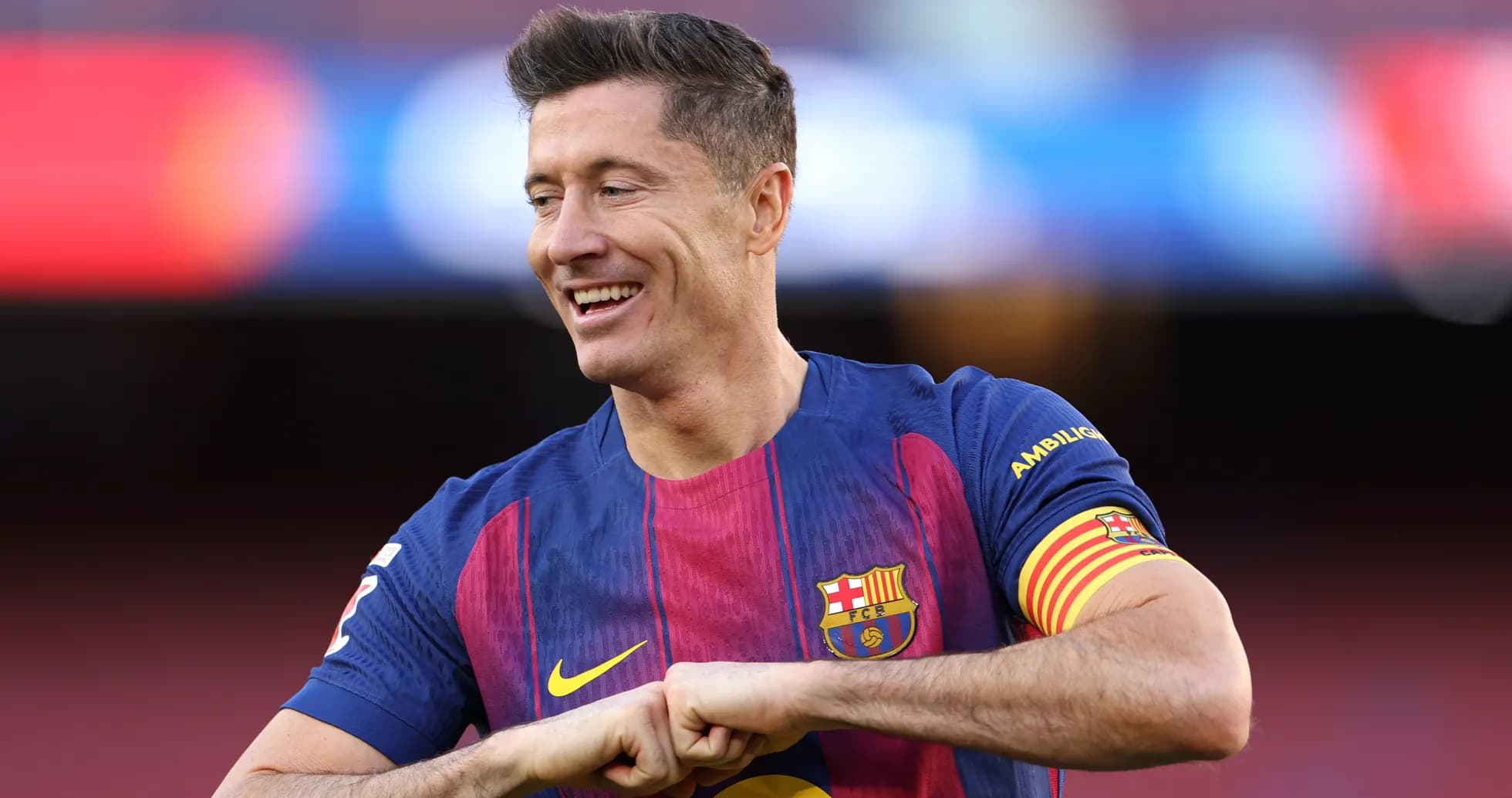 Futbolchi Robert Lewandowski Barcelona formasida maydonda Futbolchi Robert Lewandowski Barcelona formasida maydonda