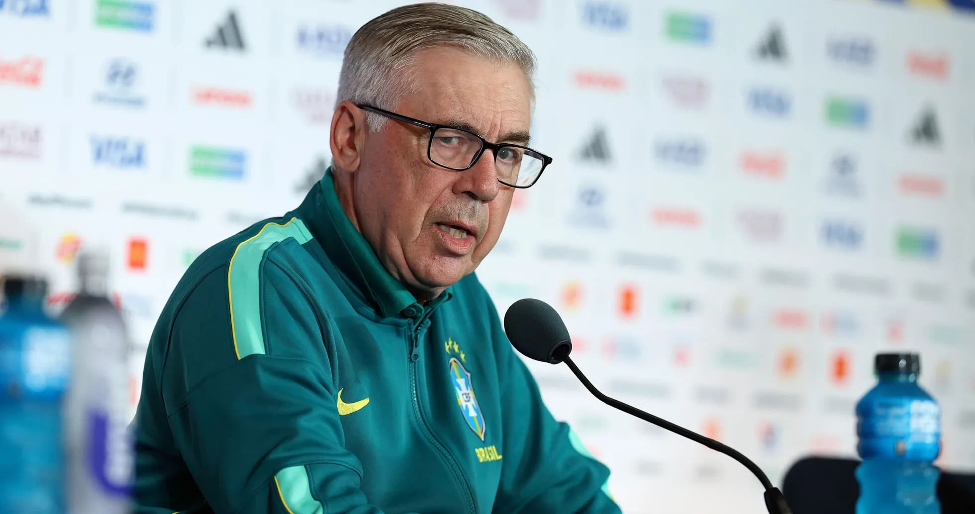 Braziliya futbol jamoasi murabbiyi matbuot konferensiyasida Braziliya futbol jamoasi murabbiyi matbuot konferensiyasida
