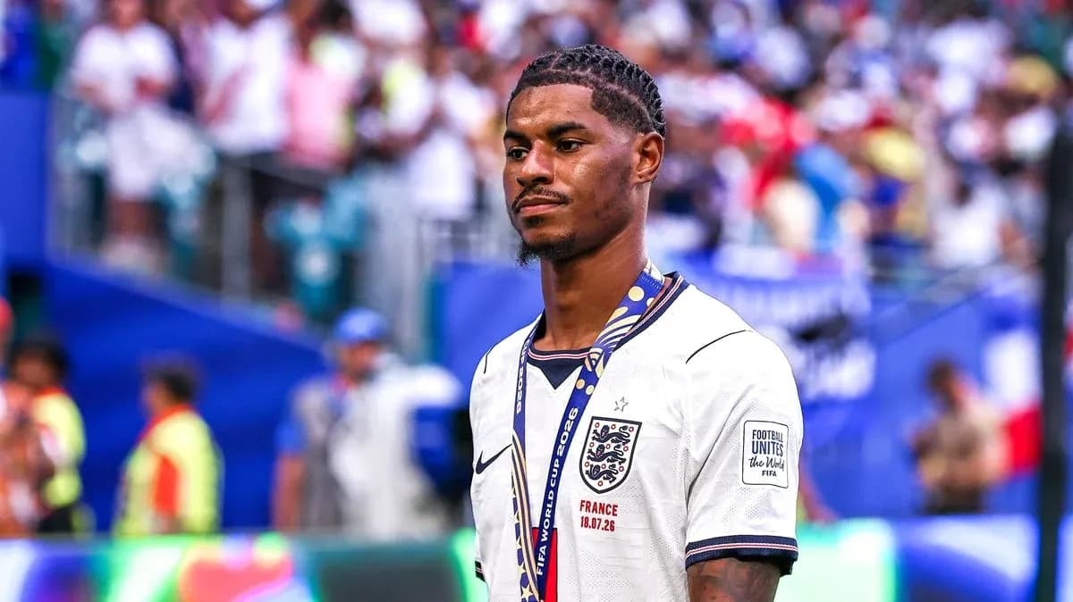 Futbolchi stadionda medal bilan yuribdi Futbolchi stadionda medal bilan yuribdi