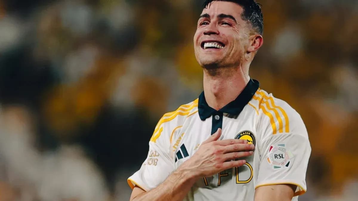 Futbolchi maydonda kulayotgan paytda Futbolchi maydonda kulayotgan paytda