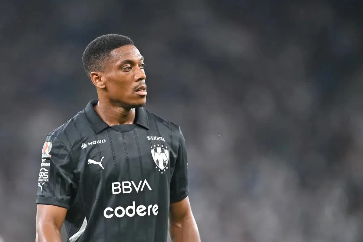 Futbolchi o'yin maydonida qora forma kiygan Futbolchi o'yin maydonida qora forma kiygan