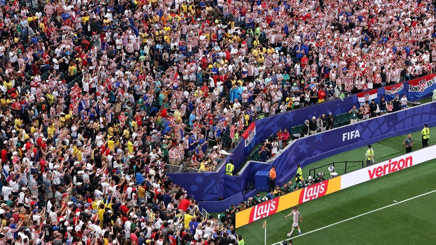 Kroatiya muxlislari stadionda o'z jamoasini qo'llab-quvvatlayapti Kroatiya muxlislari stadionda o'z jamoasini qo'llab-quvvatlayapti