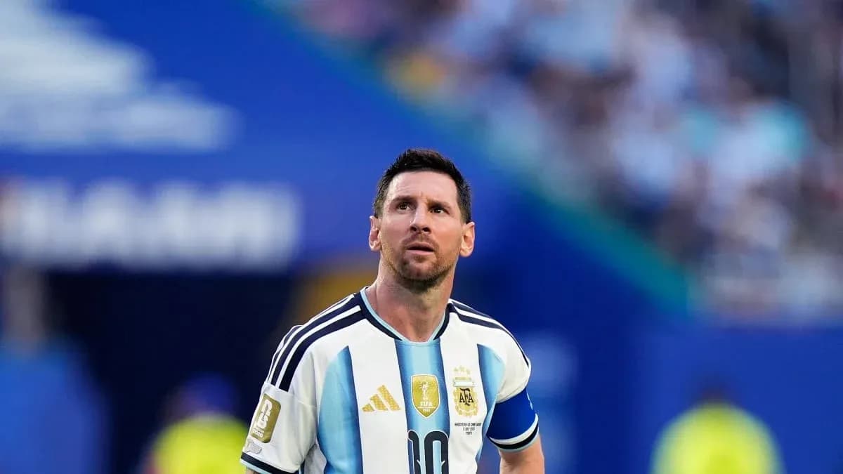 Futbolchi Lionel Messi maydonda qarab turibdi Futbolchi Lionel Messi maydonda qarab turibdi