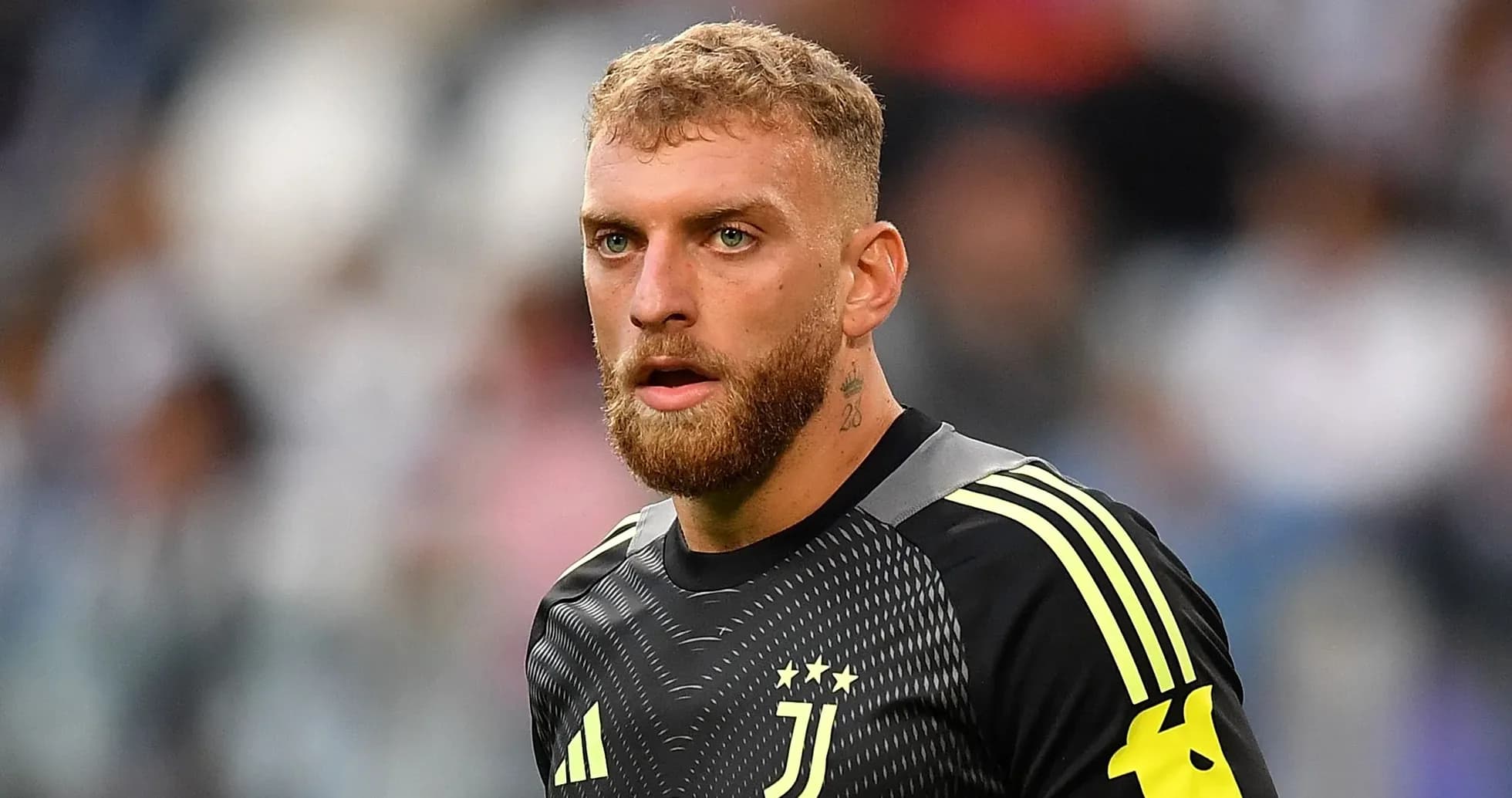 Futbolchi Juventus formasida maydonda turibdi Futbolchi Juventus formasida maydonda turibdi