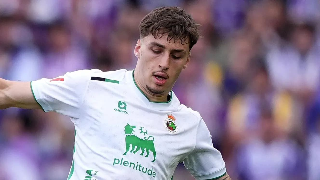 Futbolchi to'pni ushlab turib harakatda Futbolchi to'pni ushlab turib harakatda