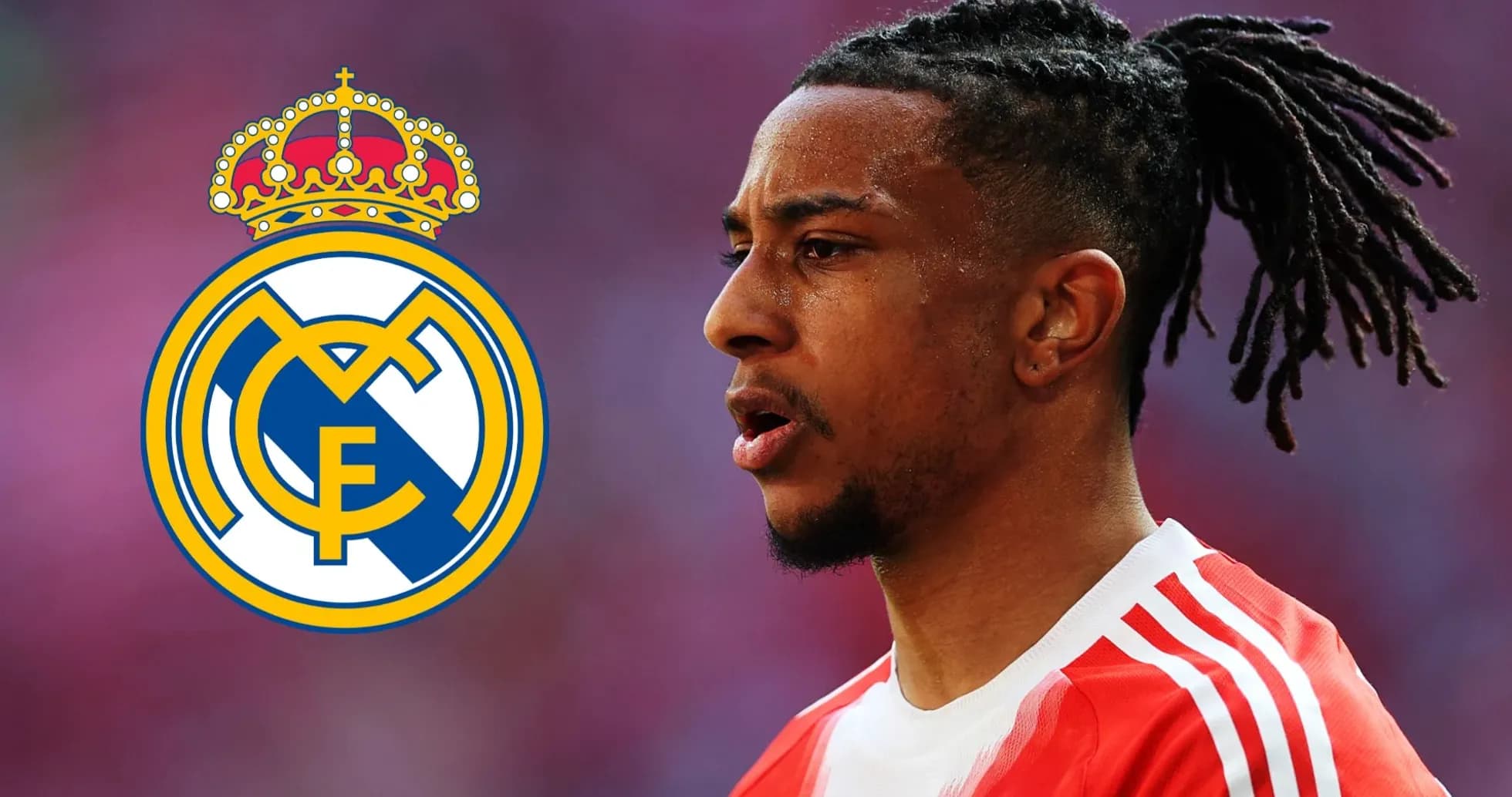 Futbolchi Real Madrid logosi oldida Futbolchi Real Madrid logosi oldida