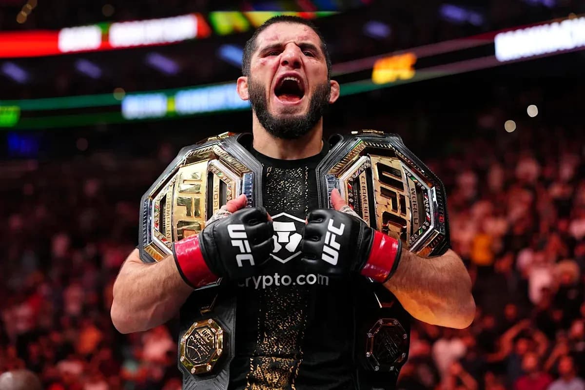 Jang'iy sportchi ikkita UFC chempionlik kamarini ushlab turibdi Jang'iy sportchi ikkita UFC chempionlik kamarini ushlab turibdi