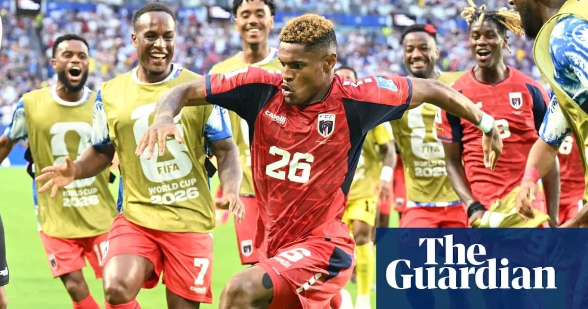 Futbolchilar g'alaba bilan maydonda nishonlamoqda Futbolchilar g'alaba bilan maydonda nishonlamoqda