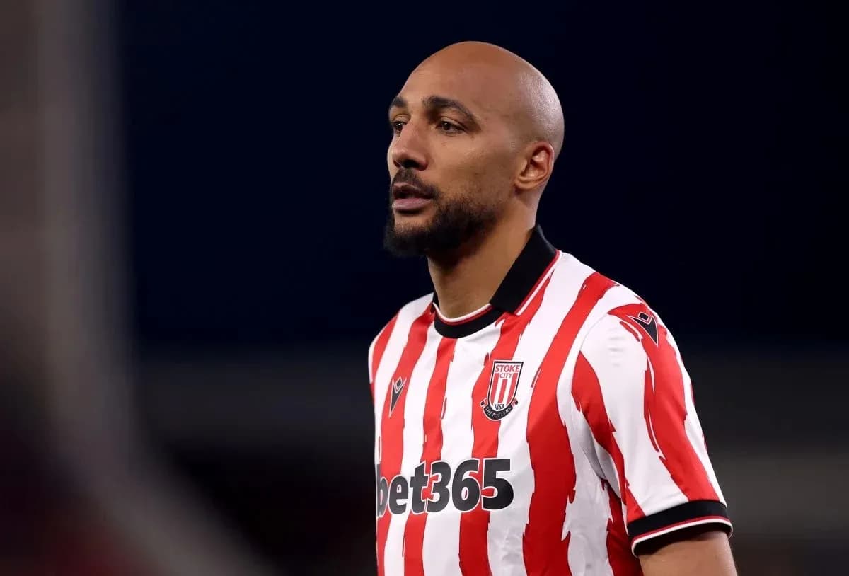 Futbolchi Stoke City formasida maydonda turibdi Futbolchi Stoke City formasida maydonda turibdi