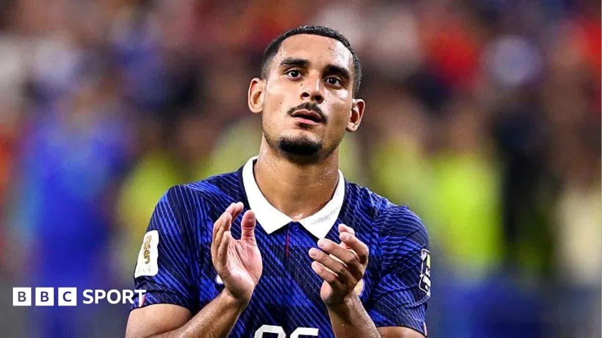 Futbolchi maydonda qo'llarini ko'tarib turibdi Futbolchi maydonda qo'llarini ko'tarib turibdi