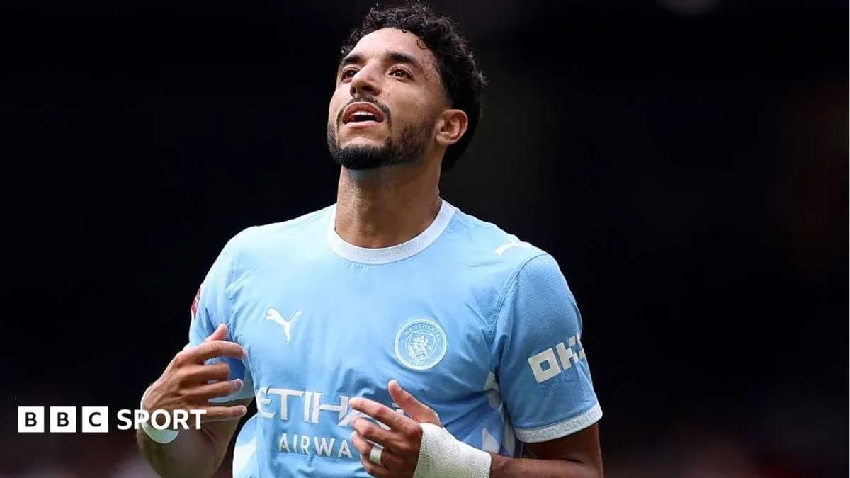 Futbolchi Manchester City formasida maydonda Futbolchi Manchester City formasida maydonda