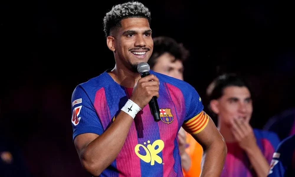Futbolchi mikrofon bilan nutq so'zlamoqda Futbolchi mikrofon bilan nutq so'zlamoqda