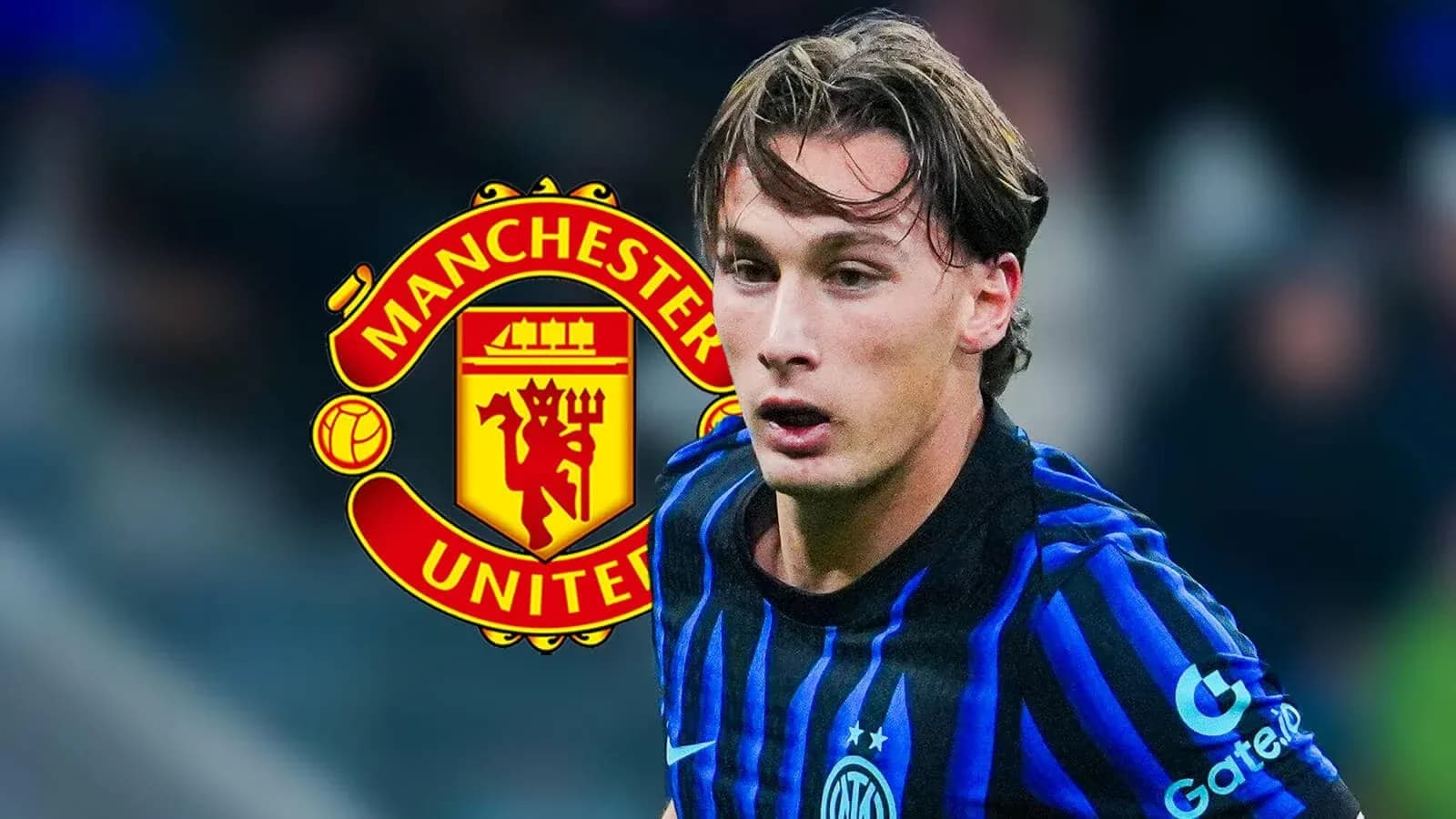 Futbolchi Inter formasi bilan maydonda harakatda Futbolchi Inter formasi bilan maydonda harakatda