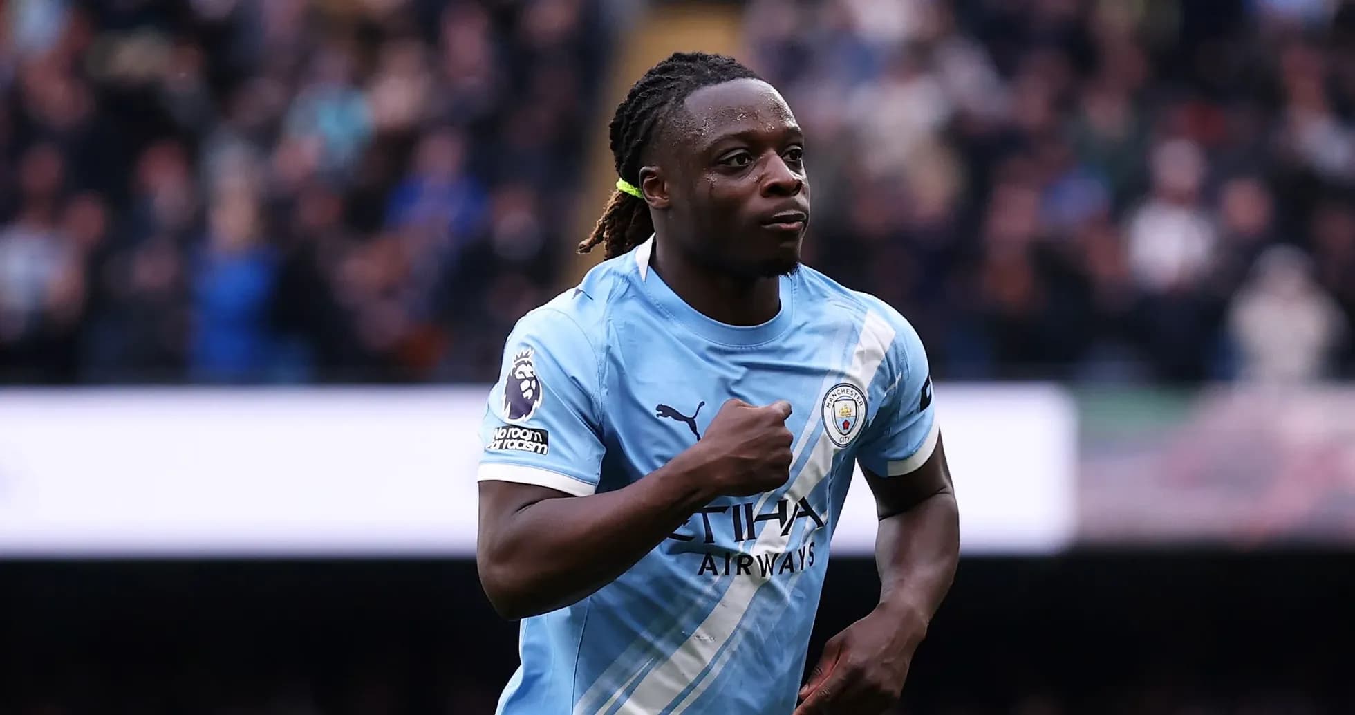 Futbolchi Manchester City formasida maydonda yugurmoqda Futbolchi Manchester City formasida maydonda yugurmoqda