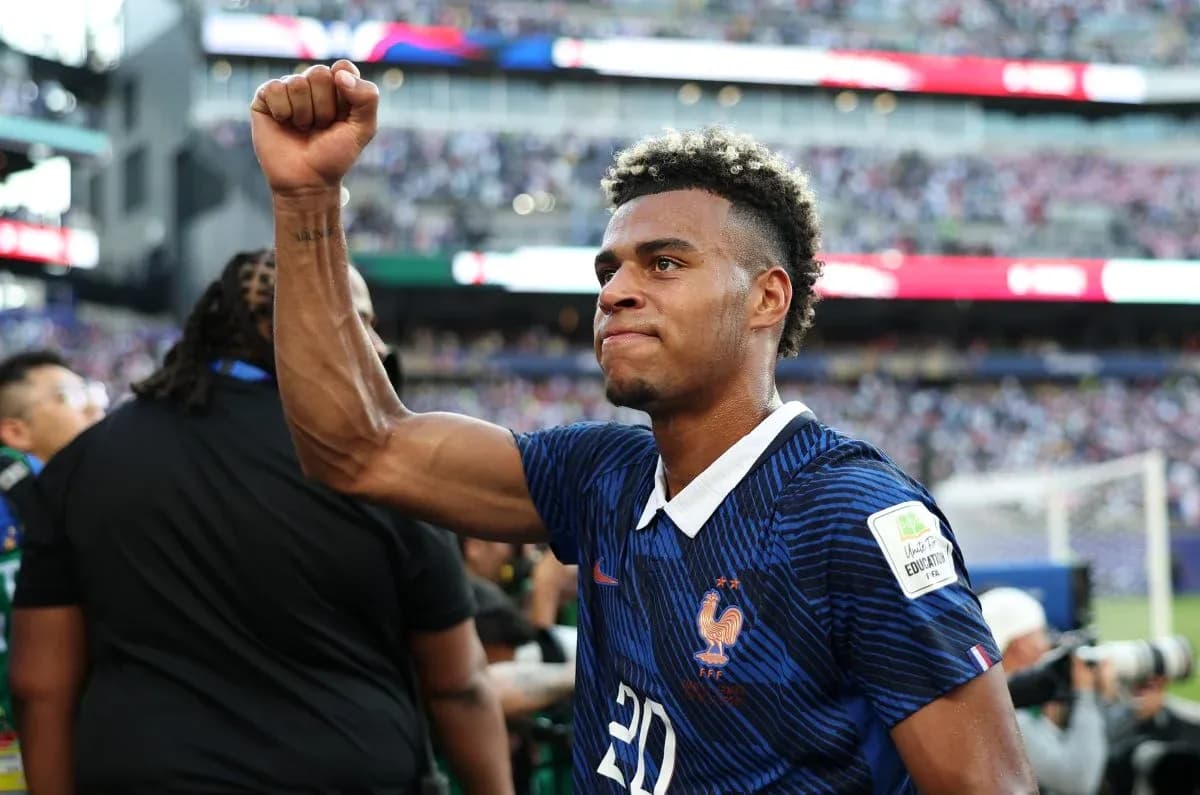 Futbolchi o'yinchisi g'alaba belgisini ko'rsatmoqda Futbolchi o'yinchisi g'alaba belgisini ko'rsatmoqda