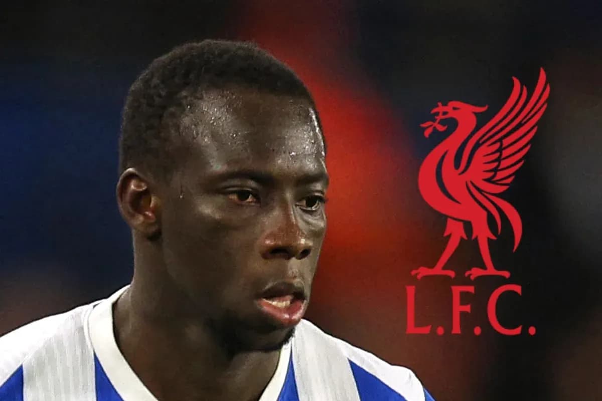 Futbolchi o'yin paytida, Liverpool logosi bilan Futbolchi o'yin paytida, Liverpool logosi bilan