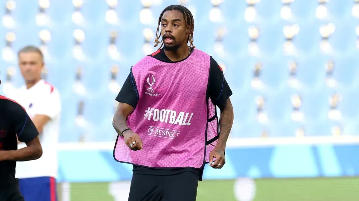 Futbolchi mashg'ulotda, rozilik ko'ylagi kiygan Futbolchi mashg'ulotda, rozilik ko'ylagi kiygan