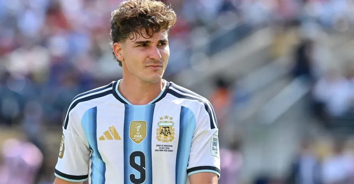 Futbolchi Argentina formasida 9-raqamli forma kiygan Futbolchi Argentina formasida 9-raqamli forma kiygan