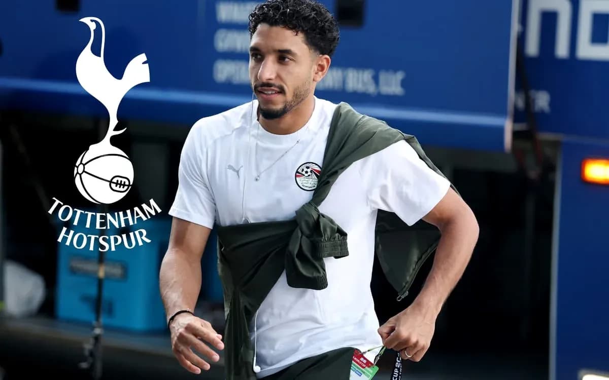 Futbolchi Tottenham Hotspur formasida maydonga chiqmoqda Futbolchi Tottenham Hotspur formasida maydonga chiqmoqda