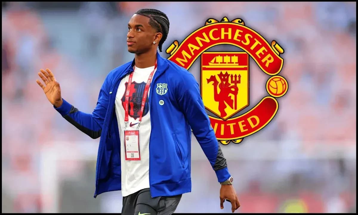 Futbolchi stadionda Manchester United emblemasi oldida Futbolchi stadionda Manchester United emblemasi oldida