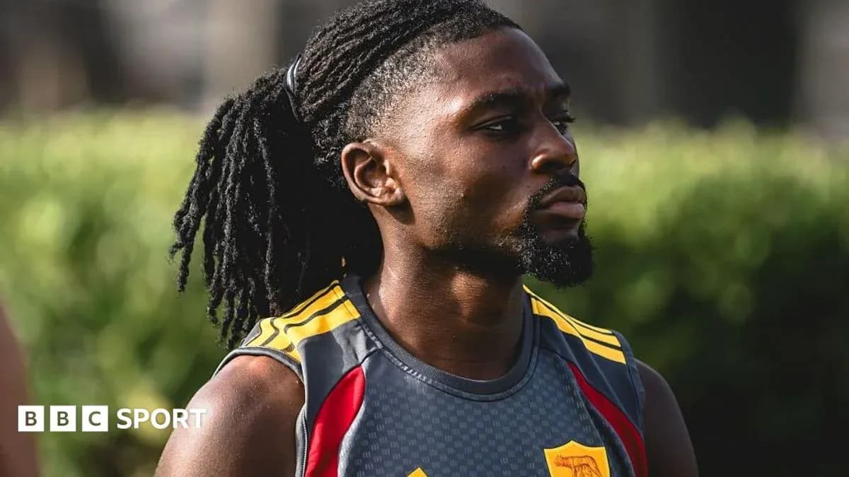 Futbolchi treningda jamoa kiyimida turibdi Futbolchi treningda jamoa kiyimida turibdi