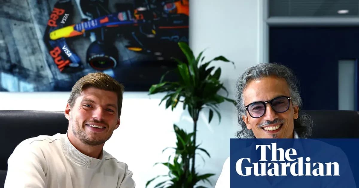 Ikki shaxs, Red Bull avtomobili fonida, kulayotgan Ikki shaxs, Red Bull avtomobili fonida, kulayotgan
