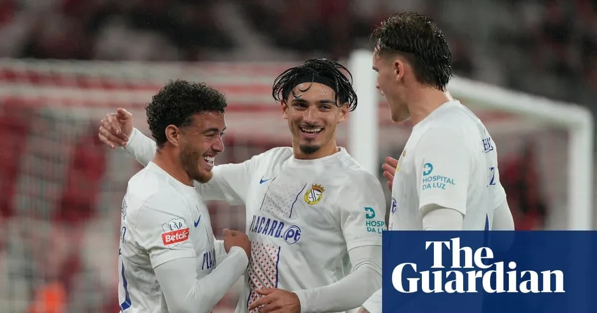 Futbolchilar bir-birini quchoqlab tabriklamoqda Futbolchilar bir-birini quchoqlab tabriklamoqda