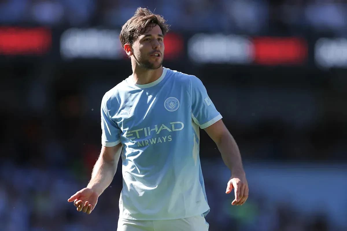 Futbolchi Manchester City formasida maydonda yurmoqda Futbolchi Manchester City formasida maydonda yurmoqda
