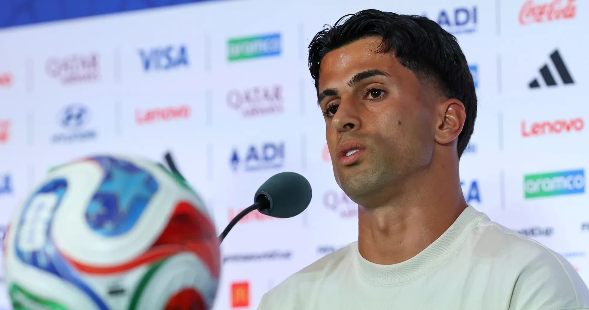 Futbolchi matbuot anjumanida gapiryapti Futbolchi matbuot anjumanida gapiryapti