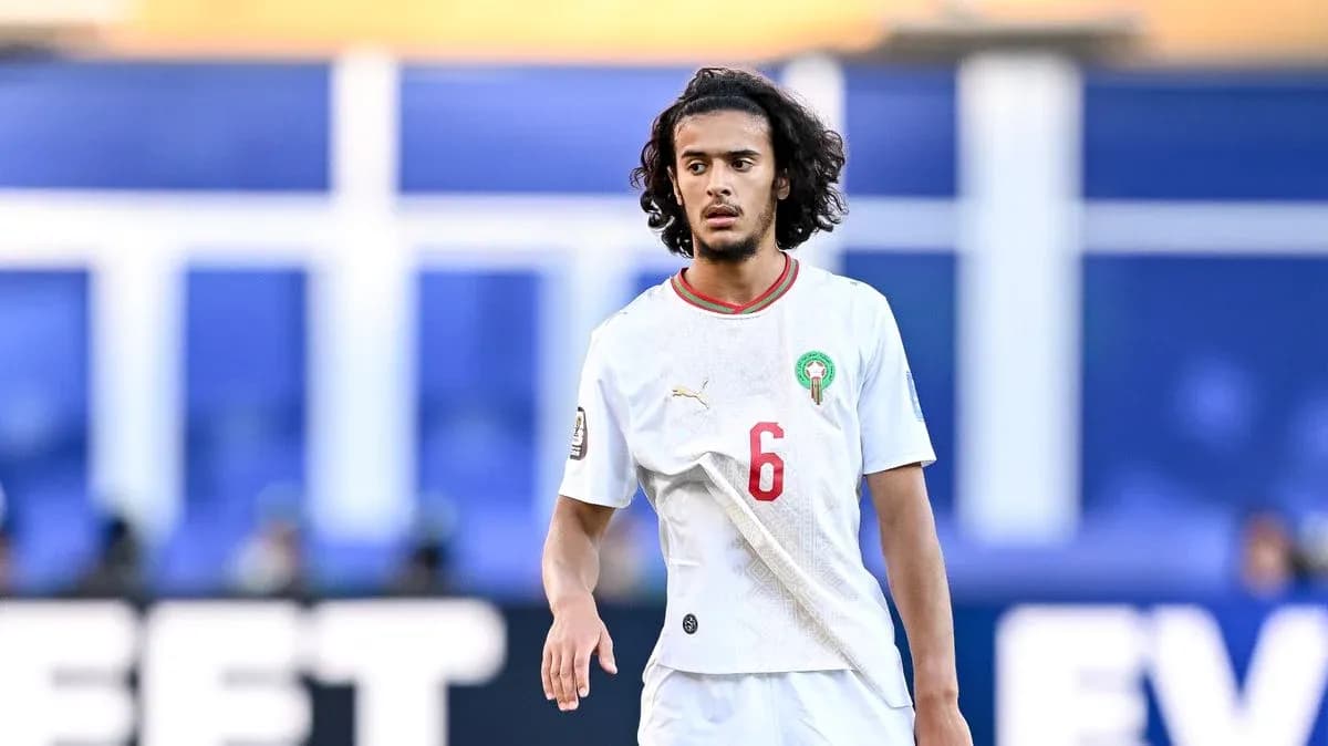 Futbolchi maydonda harakatda, 6-raqamli forma kiygan Futbolchi maydonda harakatda, 6-raqamli forma kiygan