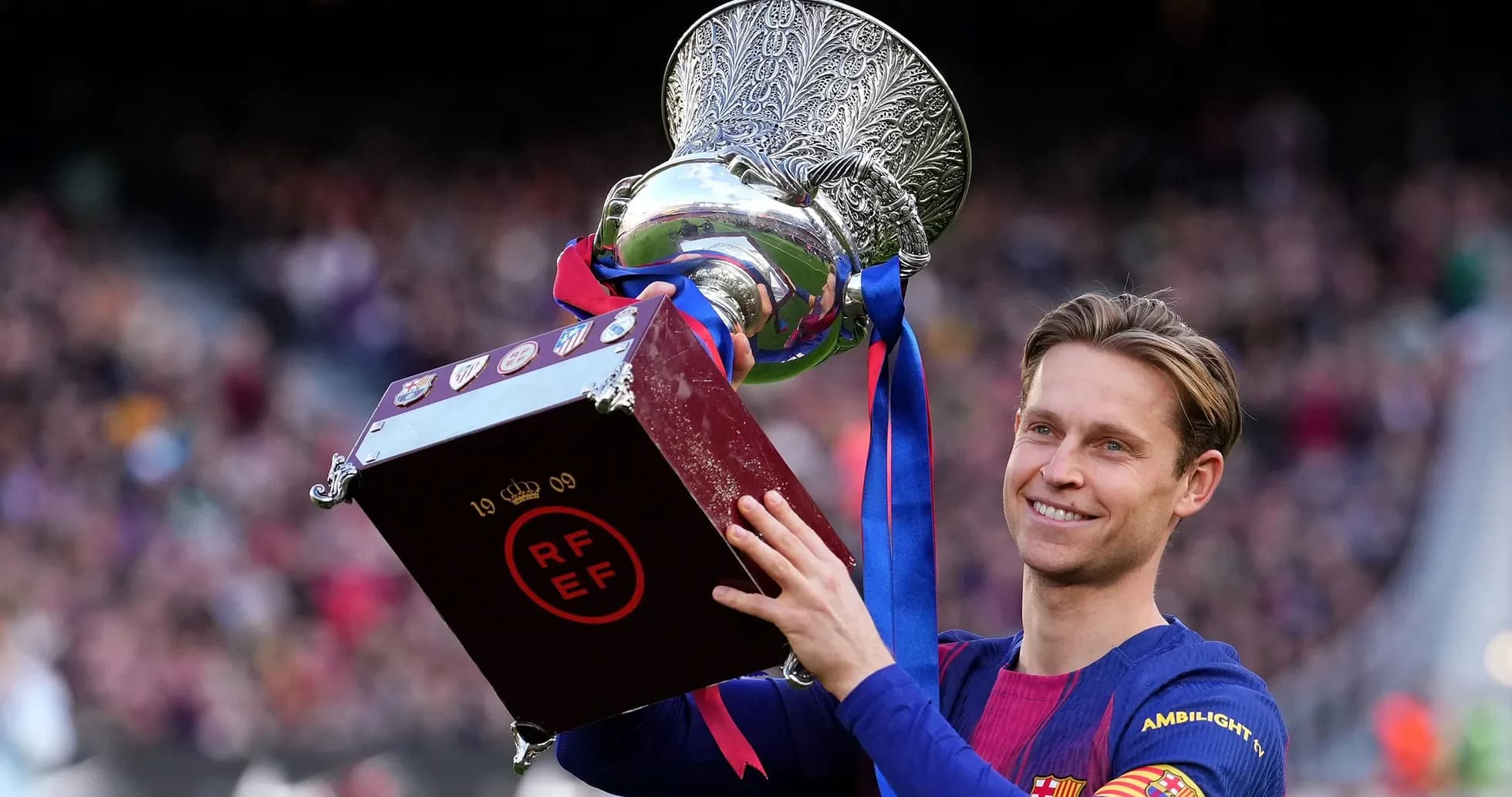 Futbolchi kubokni ko'tarib turgan Futbolchi kubokni ko'tarib turgan