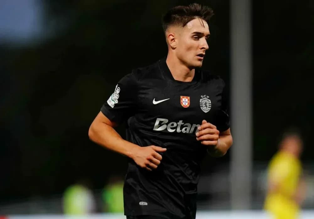 Futbolchi qora forma kiygan harakatda Futbolchi qora forma kiygan harakatda